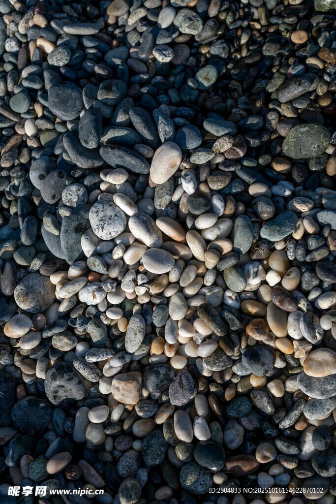 海滩上的细碎鹅卵石