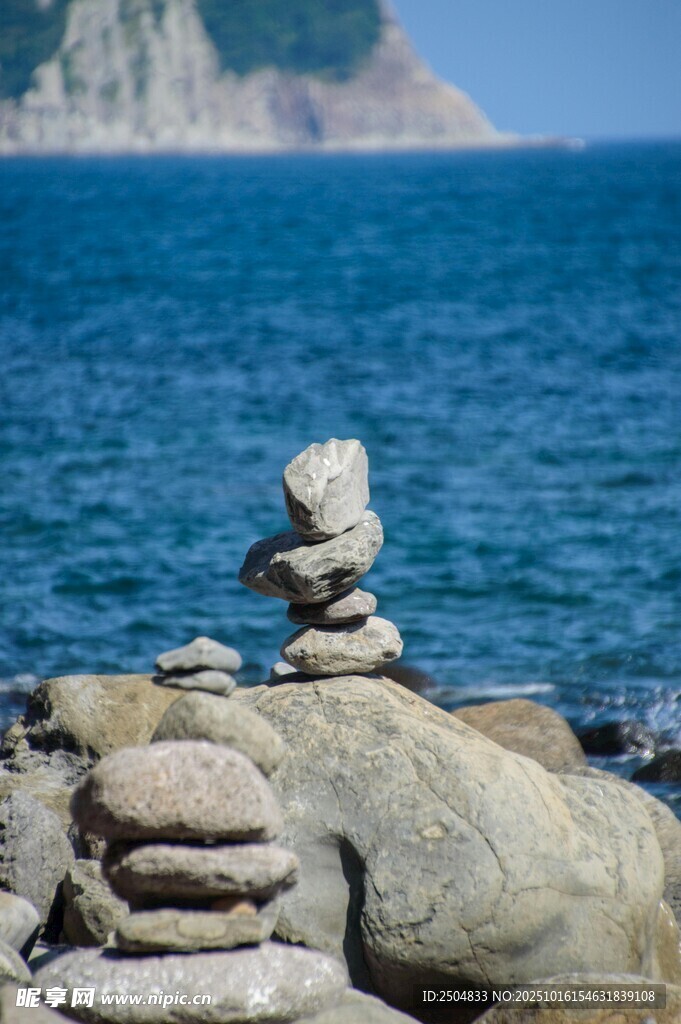 海边堆叠的石头景观