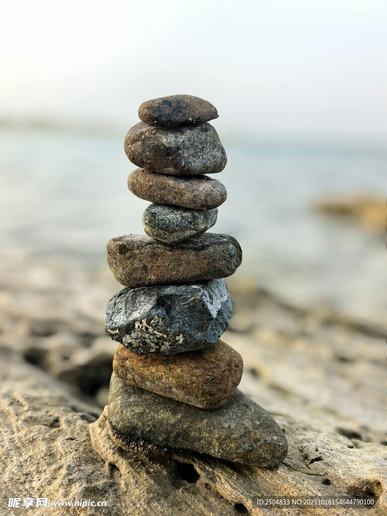 海边堆叠的平衡石塔