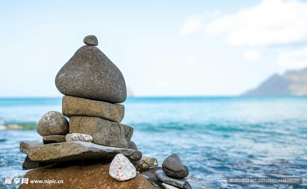 海边石堆与贝壳的静谧景致