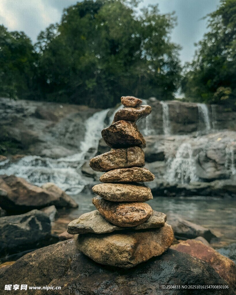 溪边石堆 自然静谧之景