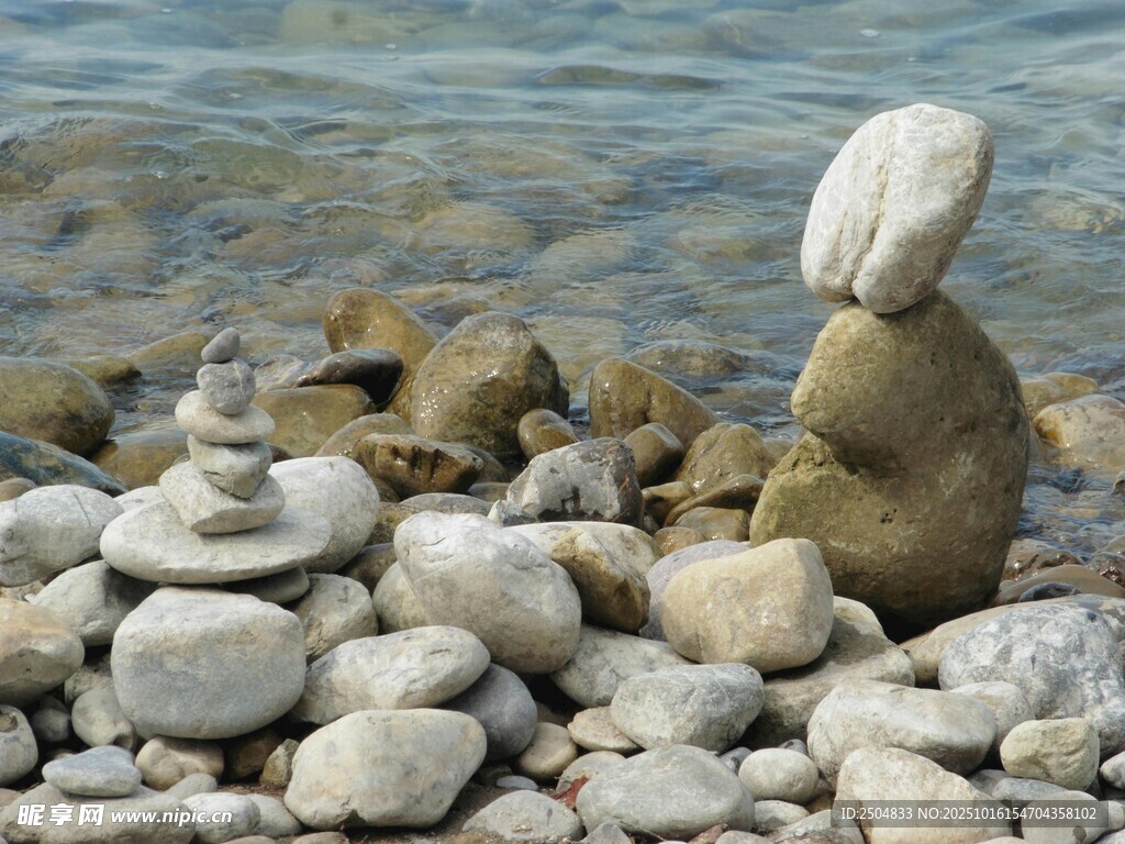 海边堆叠的平衡石景观