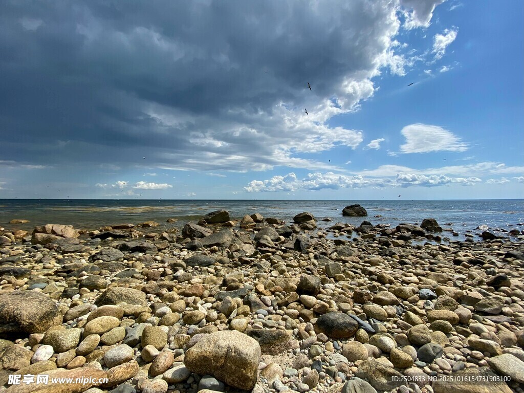 海边石滩上的多云天空