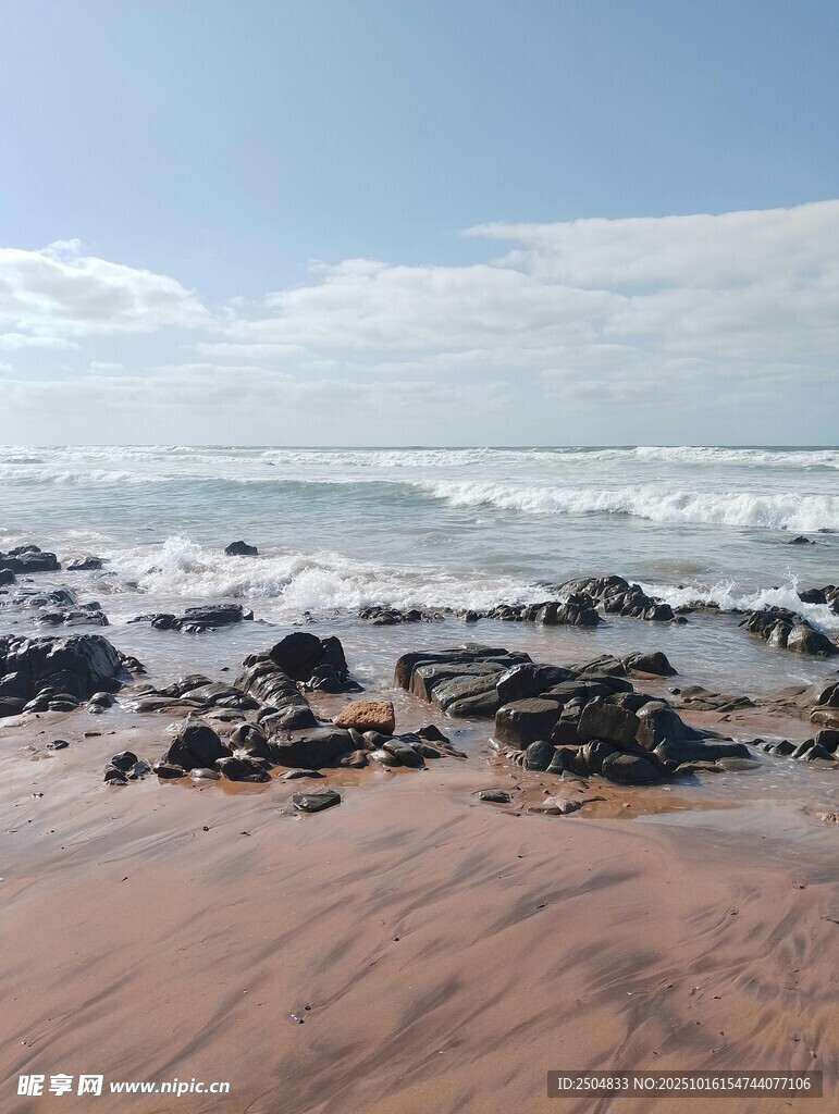海边沙滩与翻涌海浪景色