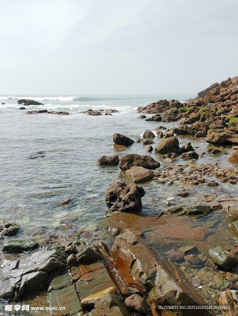 海边嶙峋礁石与翻涌海浪