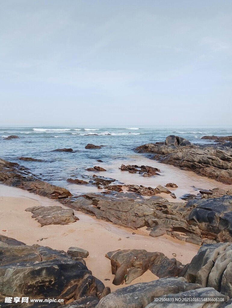 海边沙滩与礁石风景
