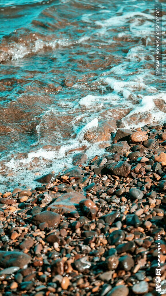 海边斑斓石滩与涌浪