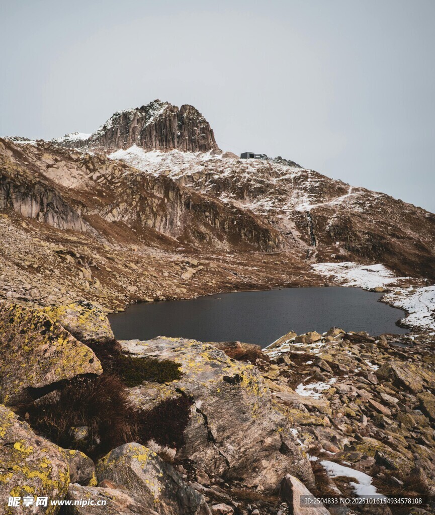 山间静谧湖泊与嶙峋岩石