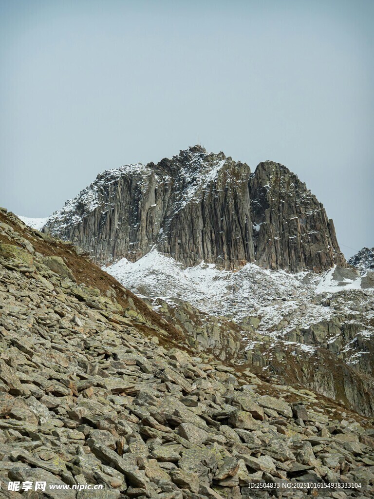 雪山下的嶙峋山石