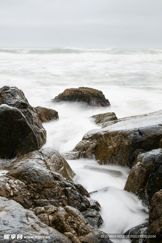 海浪拍击岸边嶙峋礁石