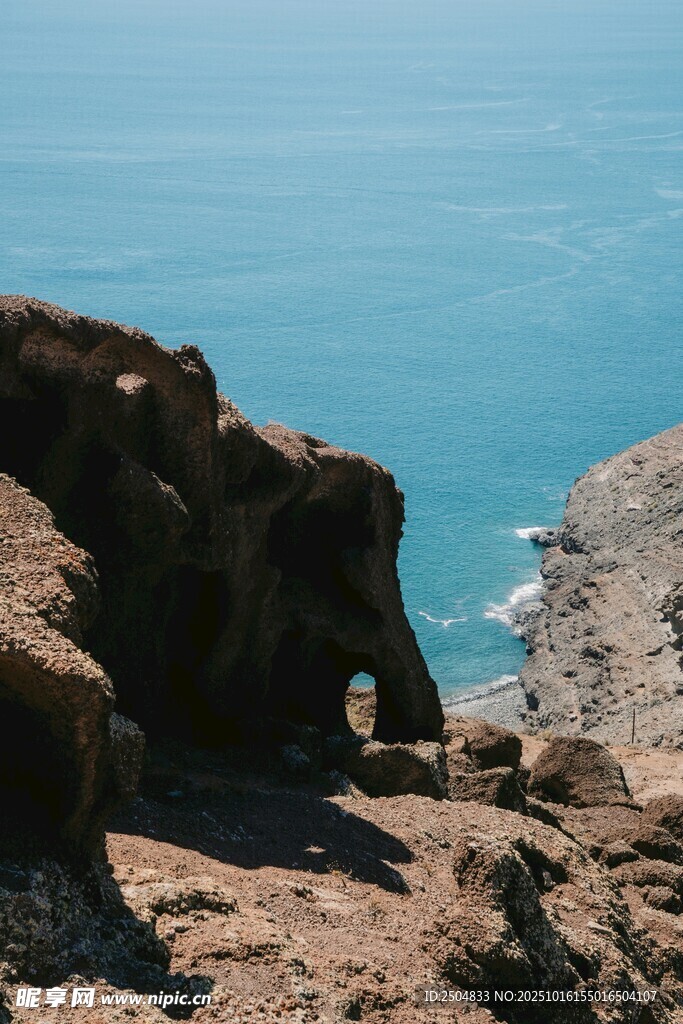 海边嶙峋岩石与蔚蓝大海