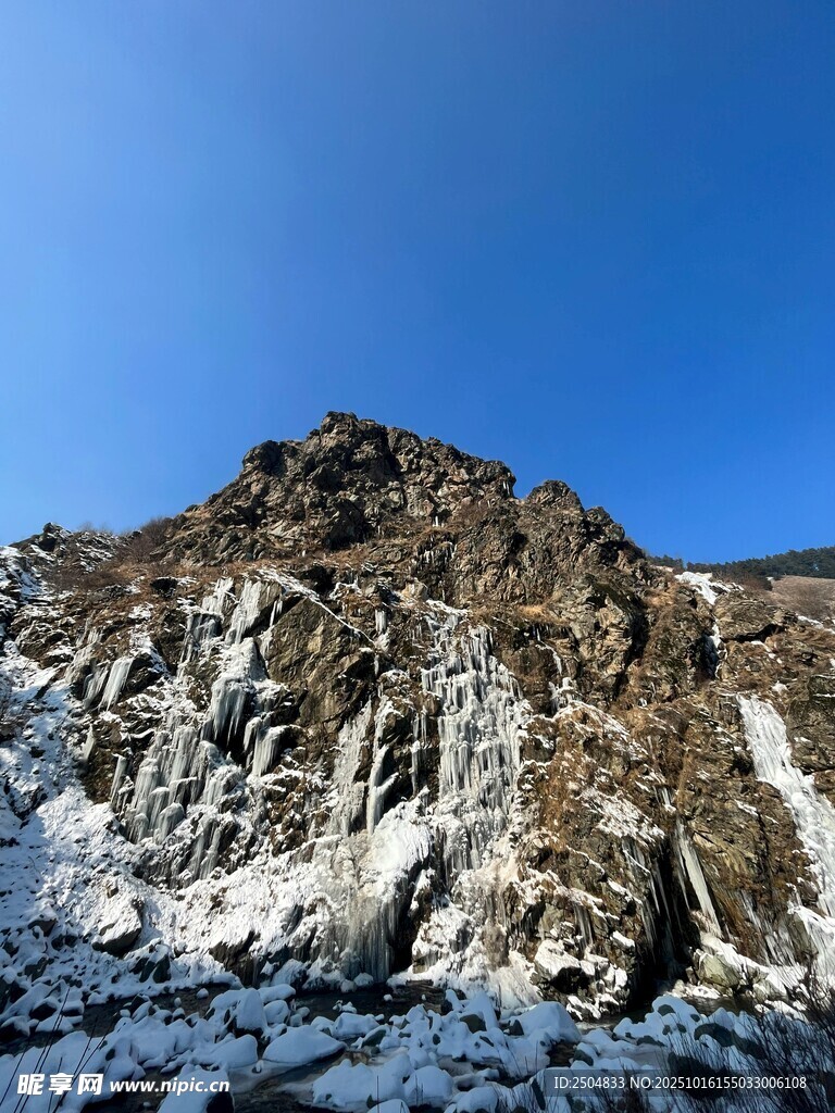 巍峨雪山景致