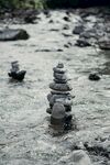 溪边石堆 静谧平衡之美