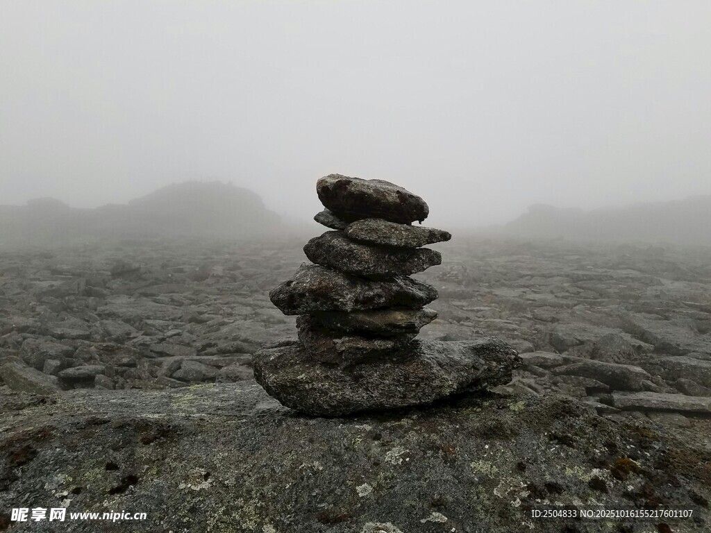 雾中石堆 静谧自然之景
