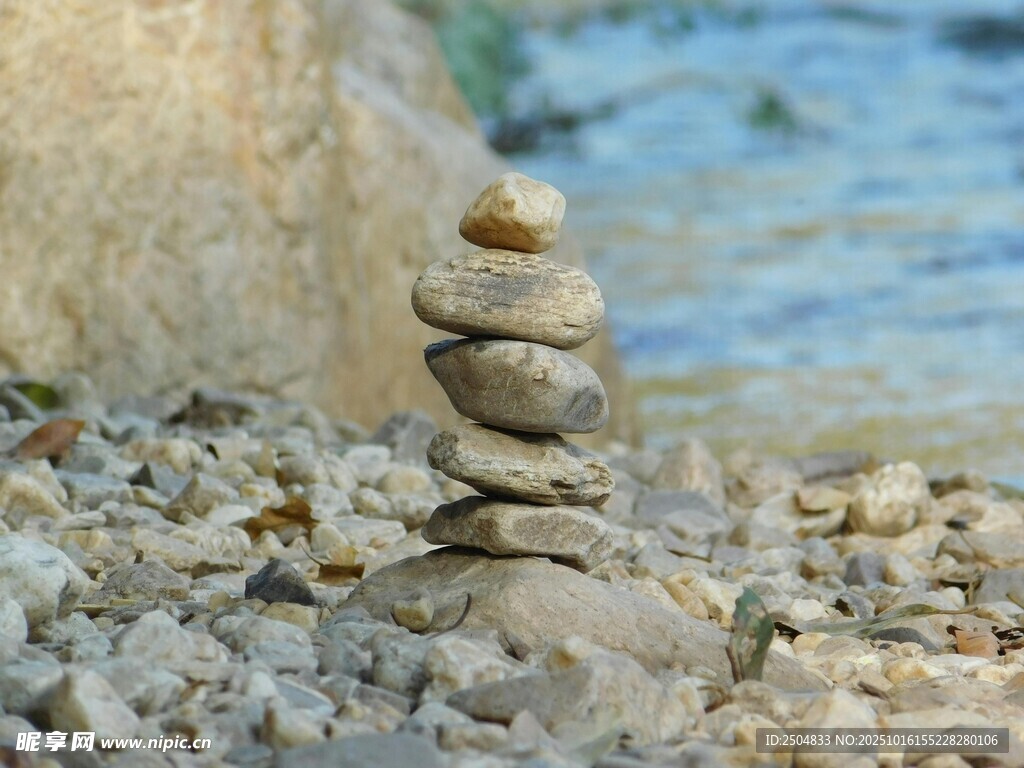 海边石堆 自然平衡之美