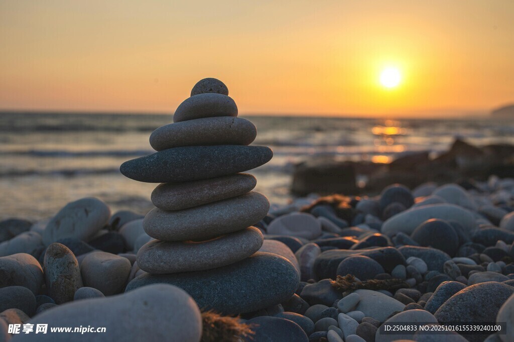 海边夕阳下的石堆景观
