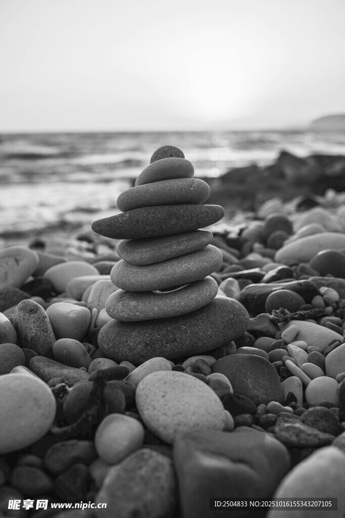 海边石堆 静谧的平衡之美