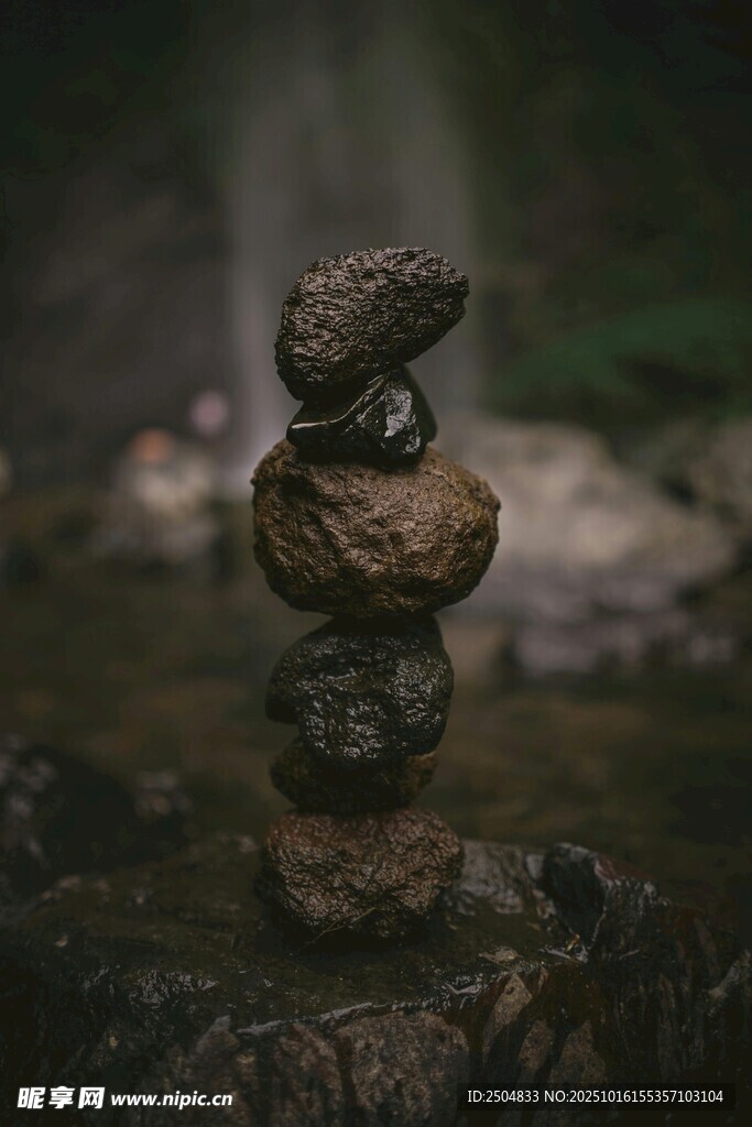 溪边堆叠的平衡石奇观