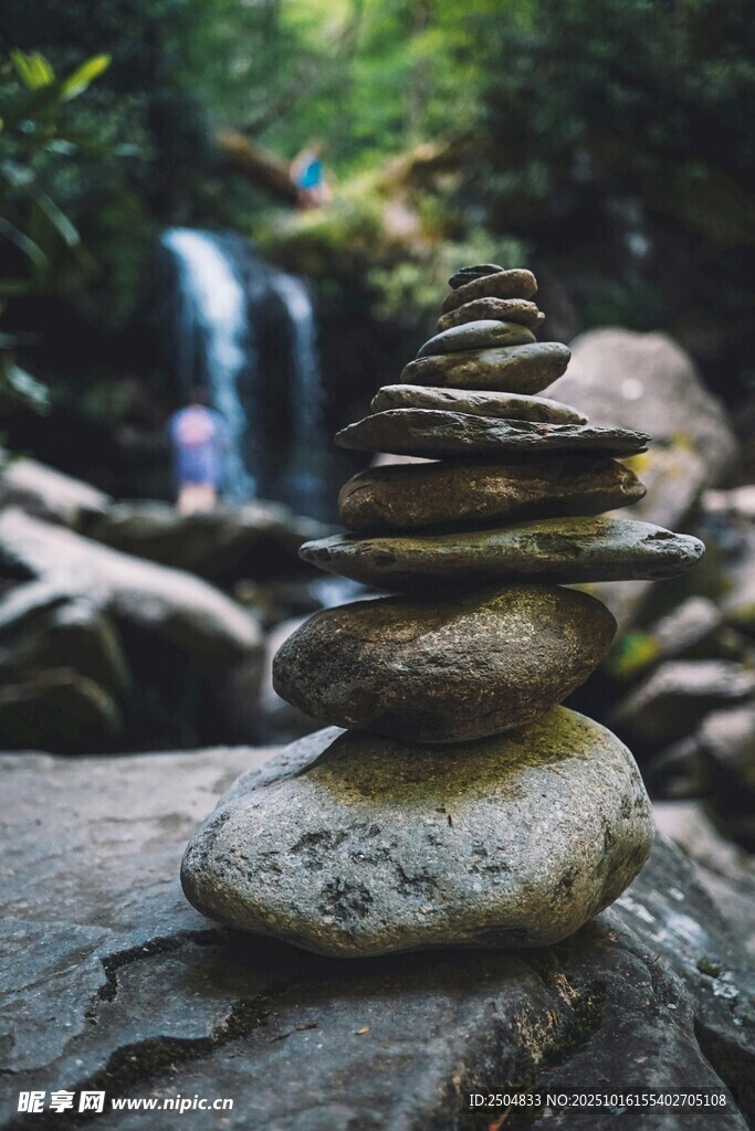 溪边叠石 自然静谧之景