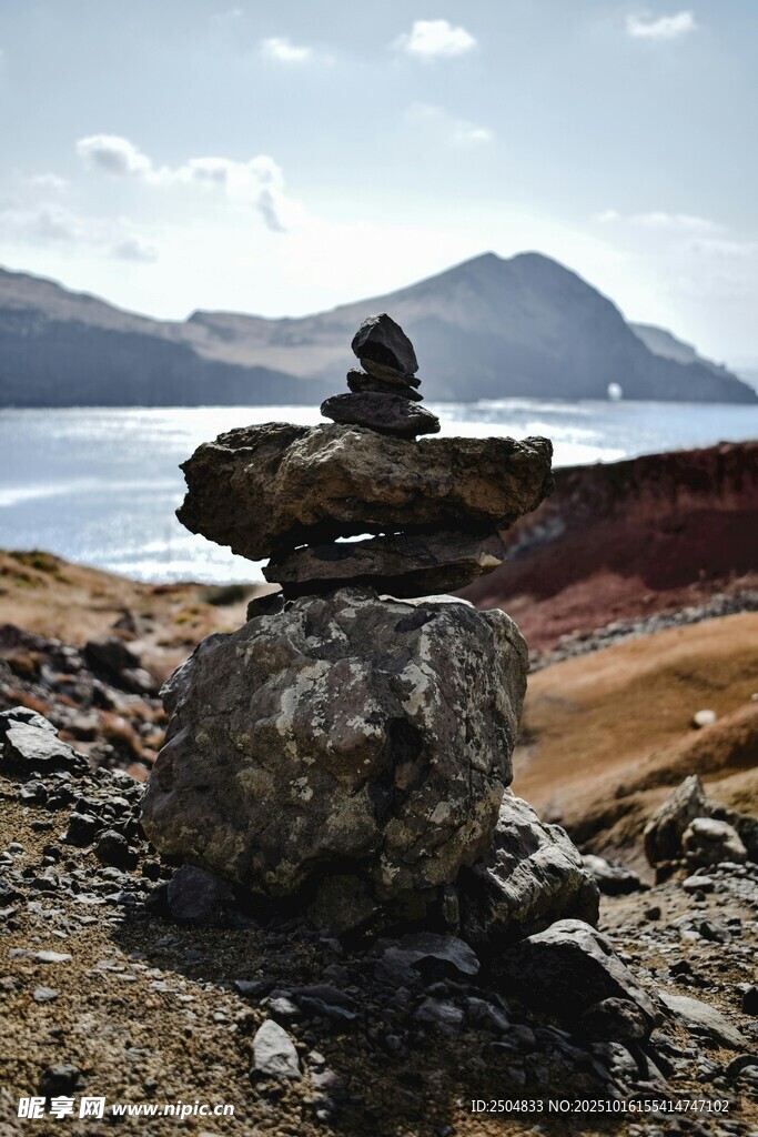 海边堆叠的美丽石塔