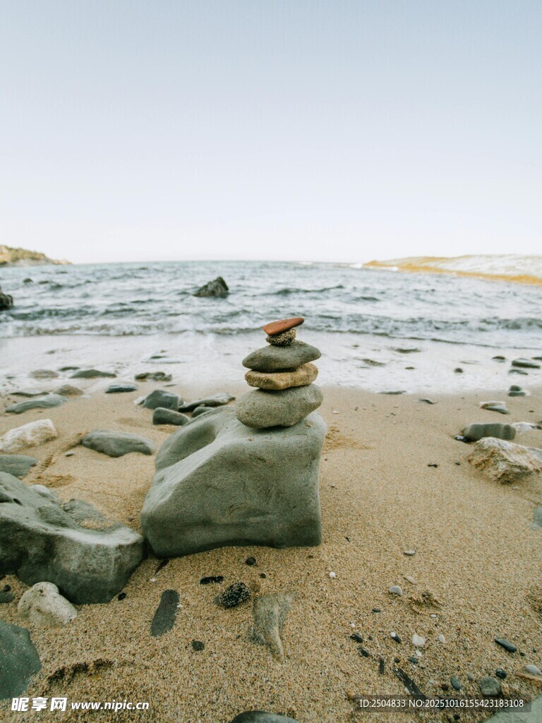 海边沙滩上的石堆景观