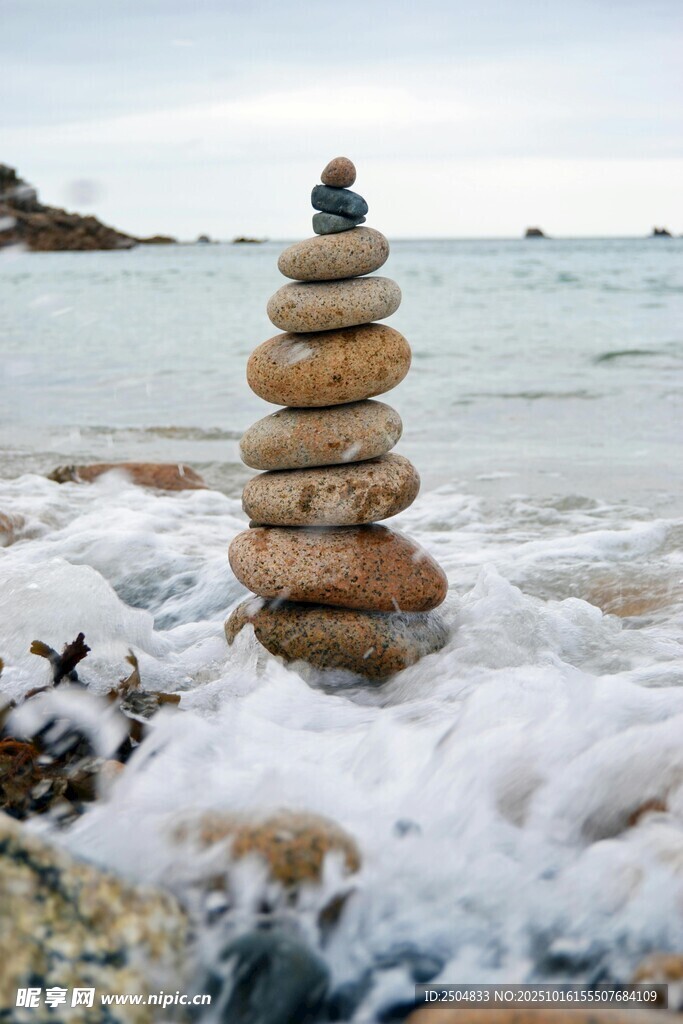 海边堆叠的平衡石景观