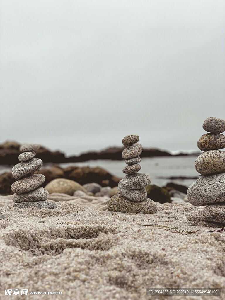 海边堆叠的平衡石景观