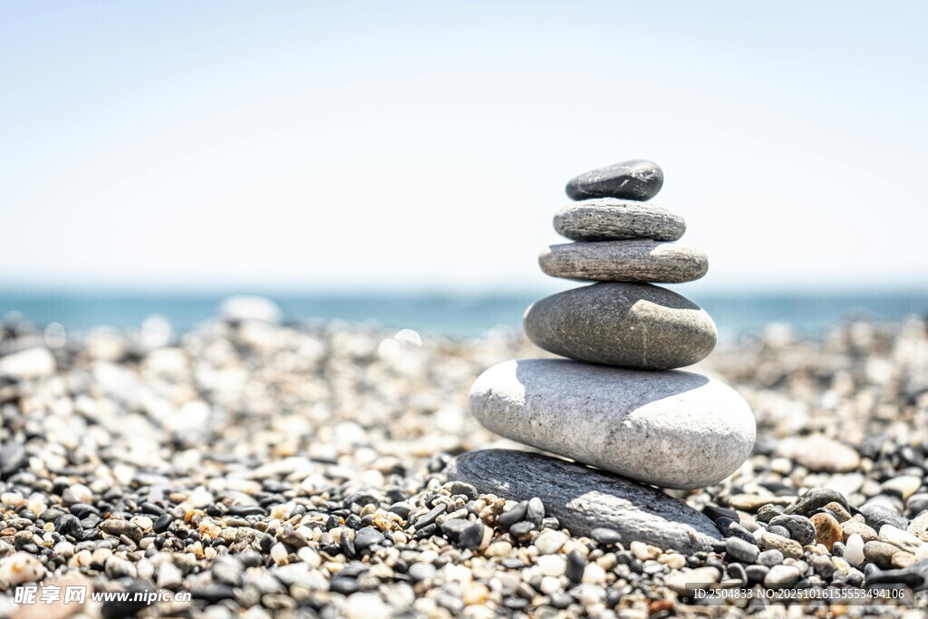 海边堆叠的平衡石