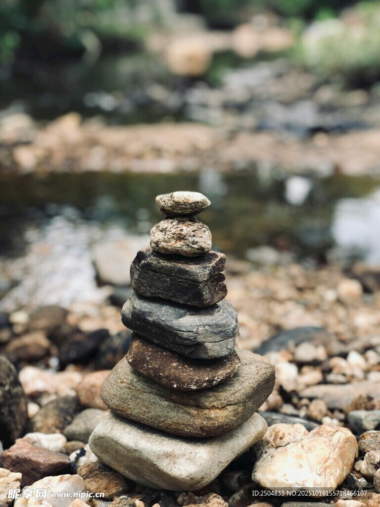 溪边堆叠的平衡石景观