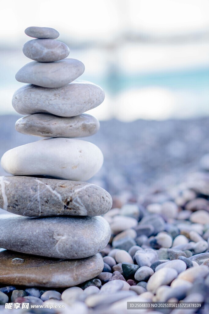 海边堆叠的平衡石
