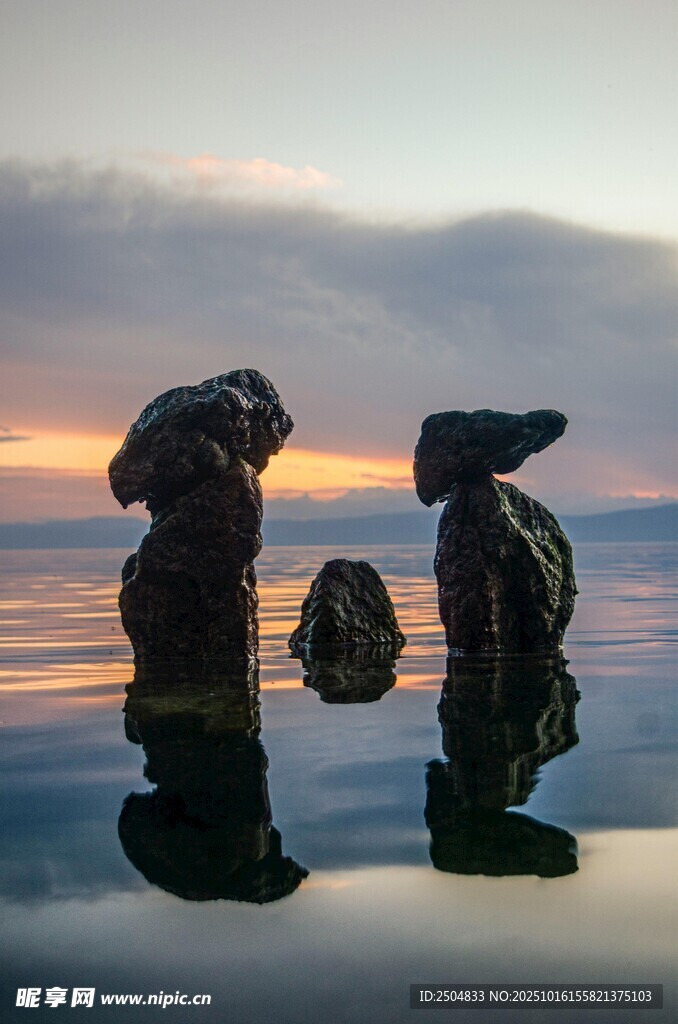 夕阳下水中奇特岩石景观