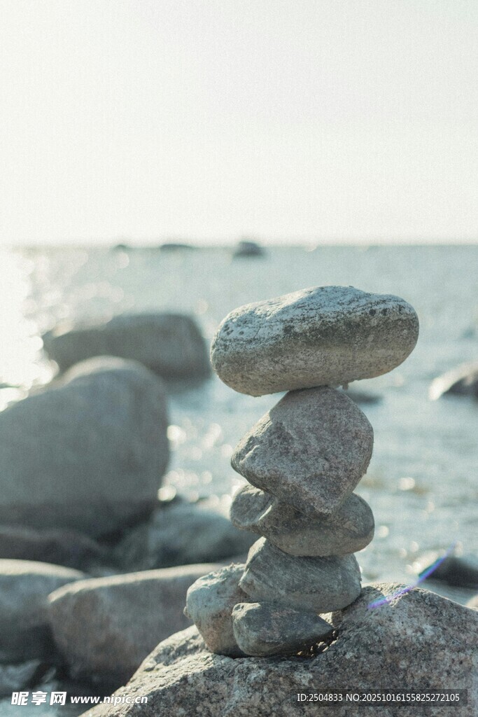 海边堆叠的平衡石景观