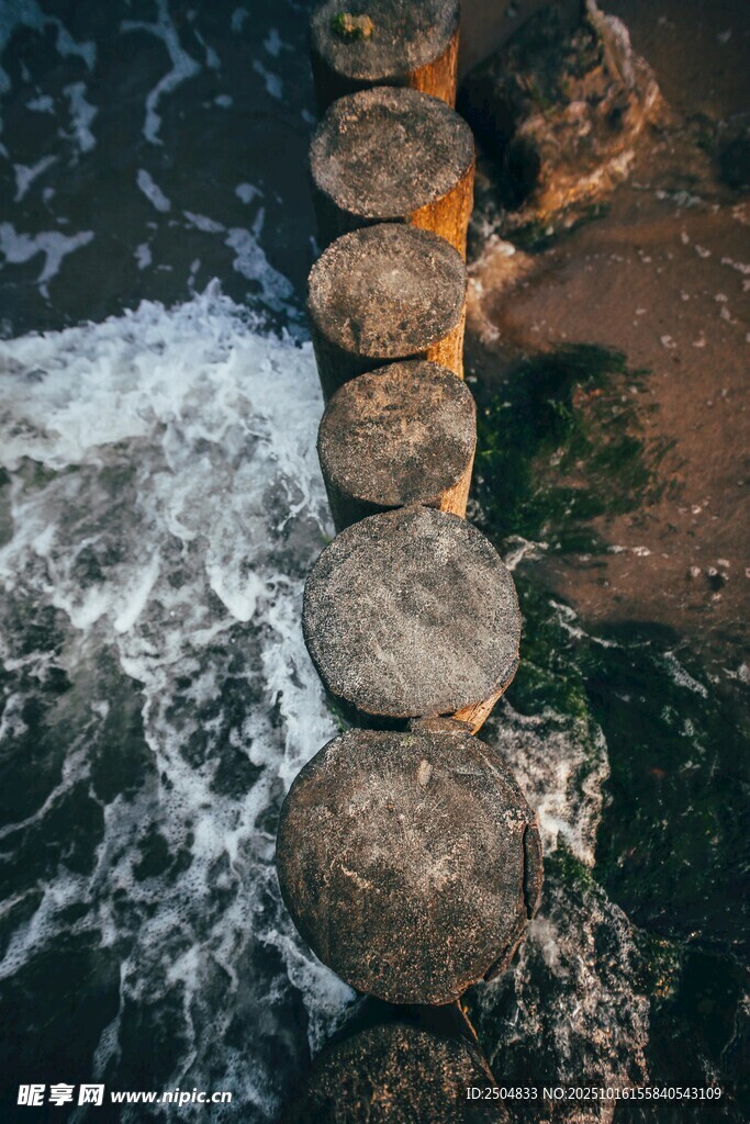 石墩踏浪 自然灵动之景
