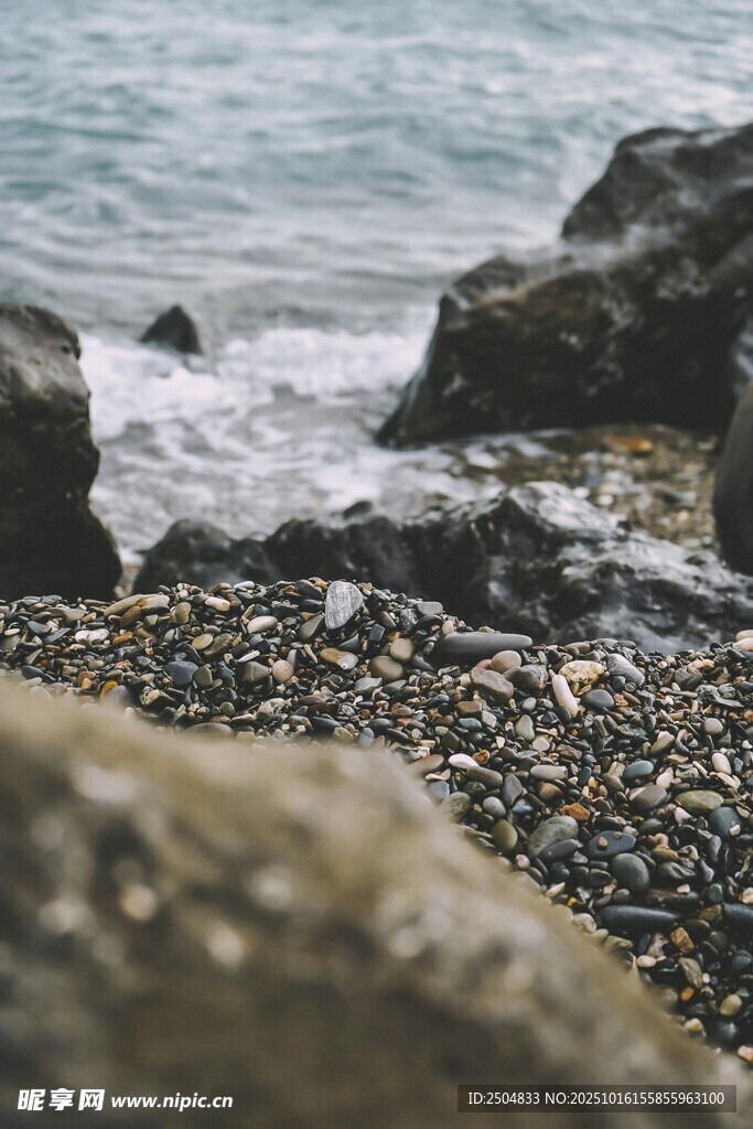 海边碎石滩 海浪轻拍