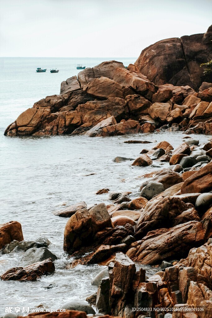 海边嶙峋岩石景观