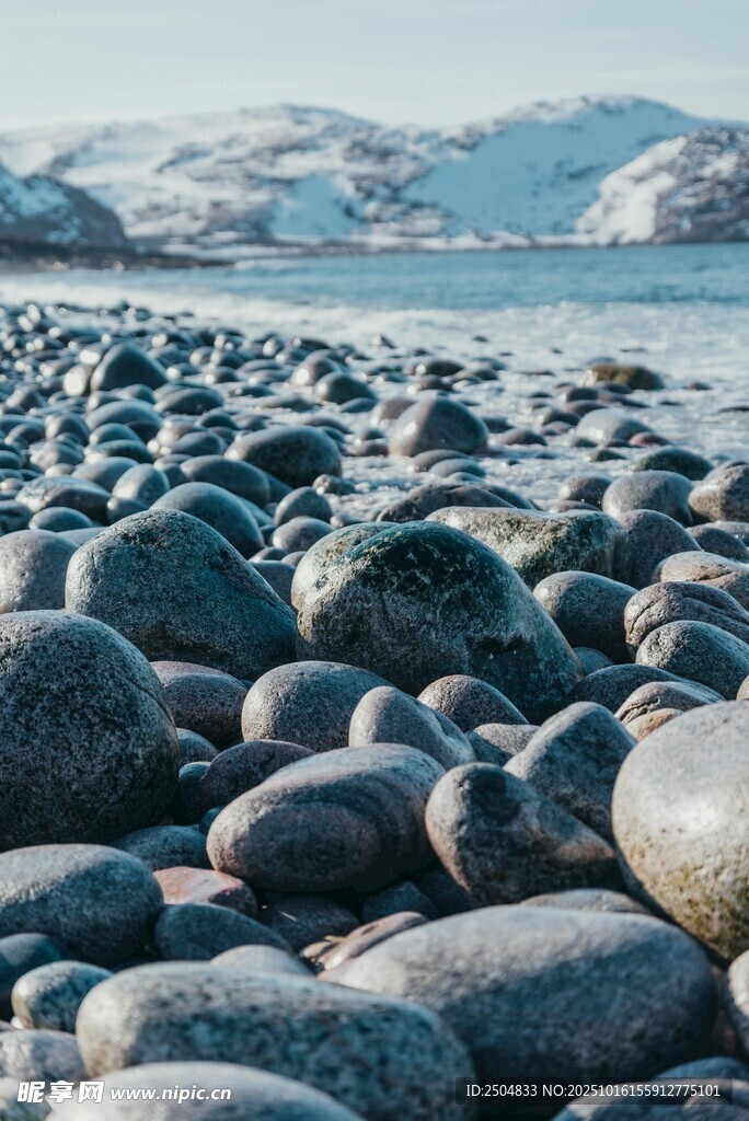 海边圆润的鹅卵石景观