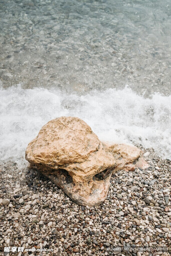 海边卵石 海浪轻拍瞬间