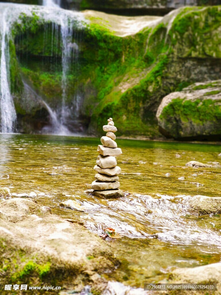 溪边石塔与瀑布美景