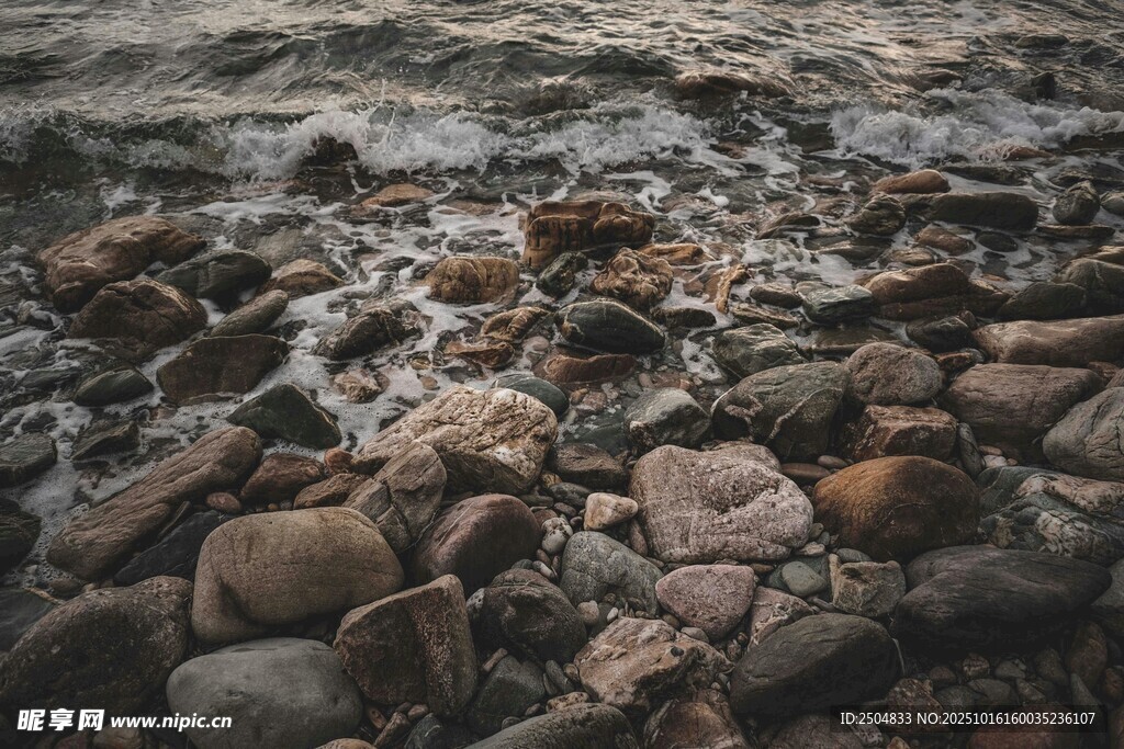 海边的鹅卵石与海浪