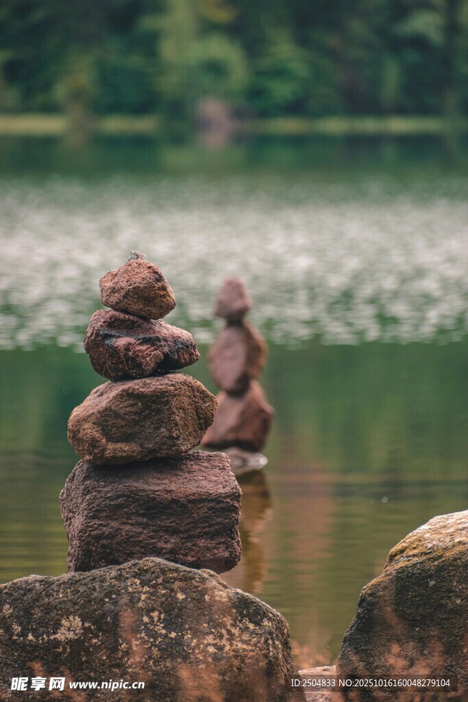 湖边石堆与小雕像景观