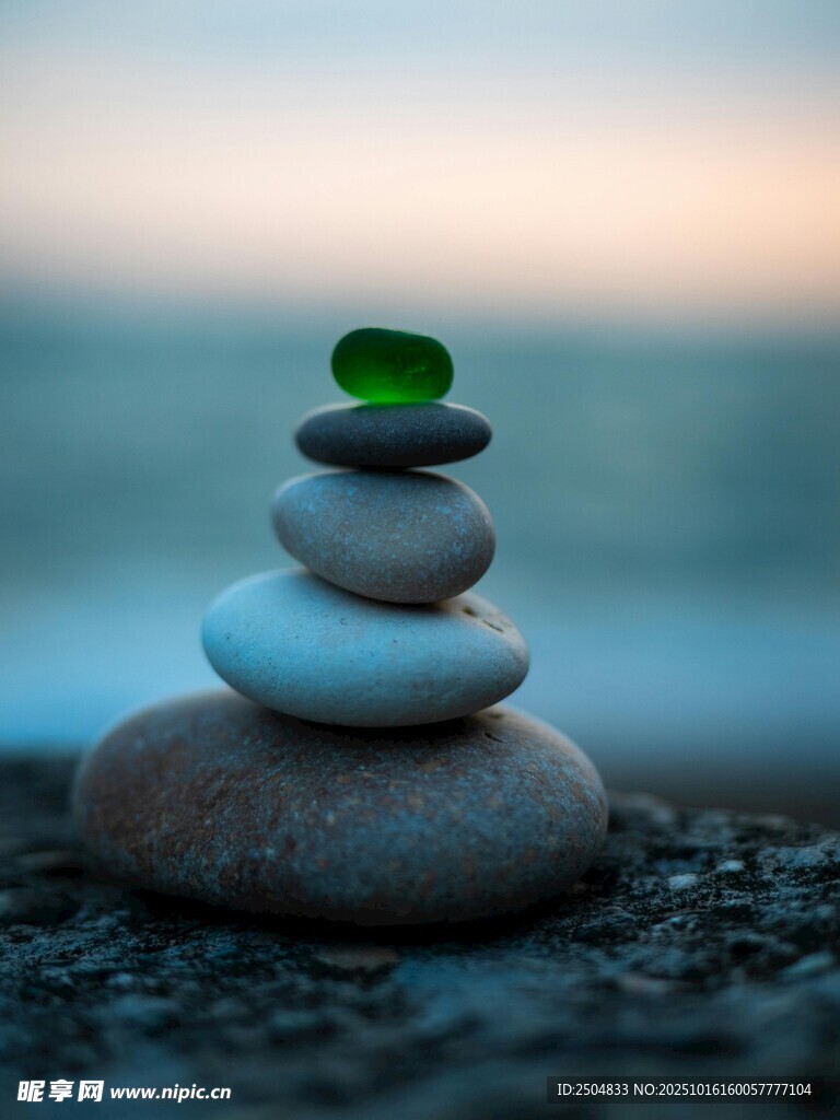 海边堆叠的多彩平衡石