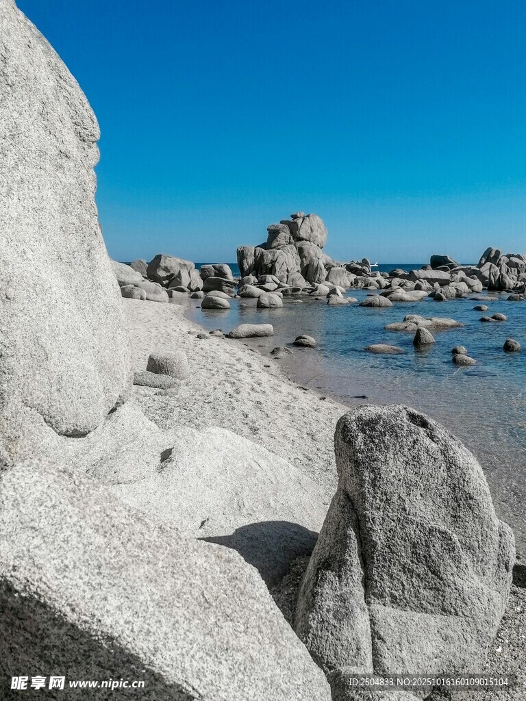 海边嶙峋怪石与澄澈蓝天