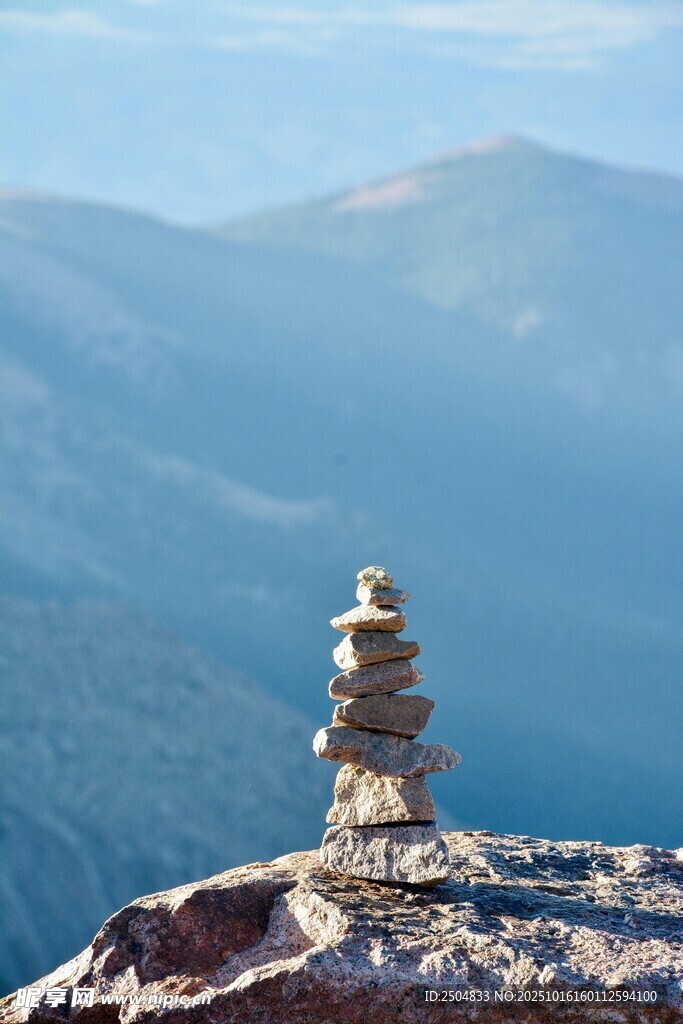 山顶石堆 静赏壮阔山景