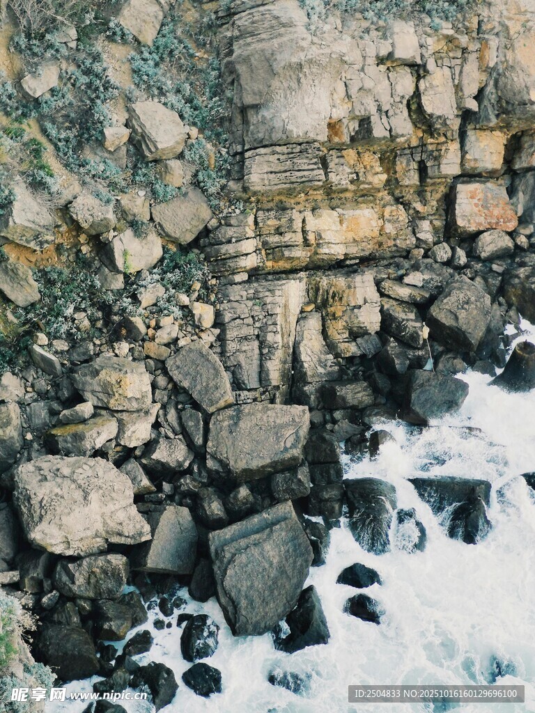 海边嶙峋岩石与奔涌浪花
