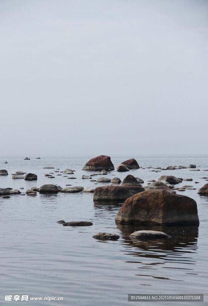 海面散布的圆润礁石