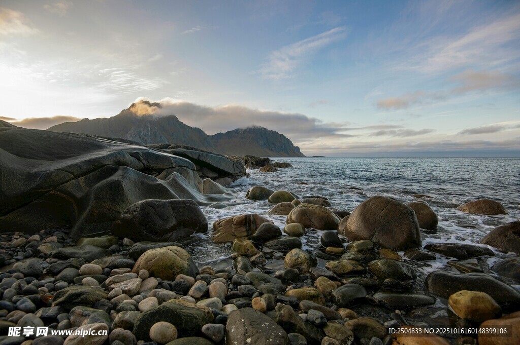 海边嶙峋礁石与壮丽海景