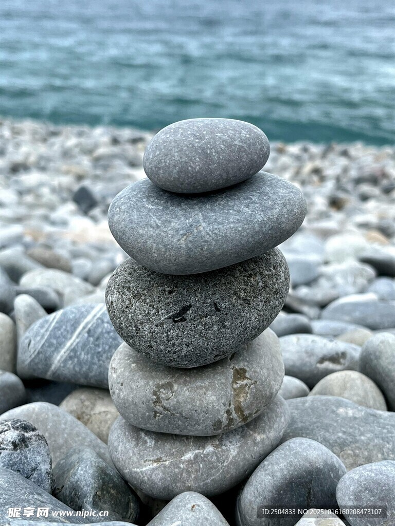 海边堆叠的平衡石