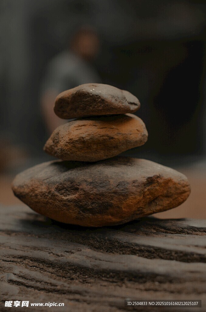 堆叠的鹅卵石
