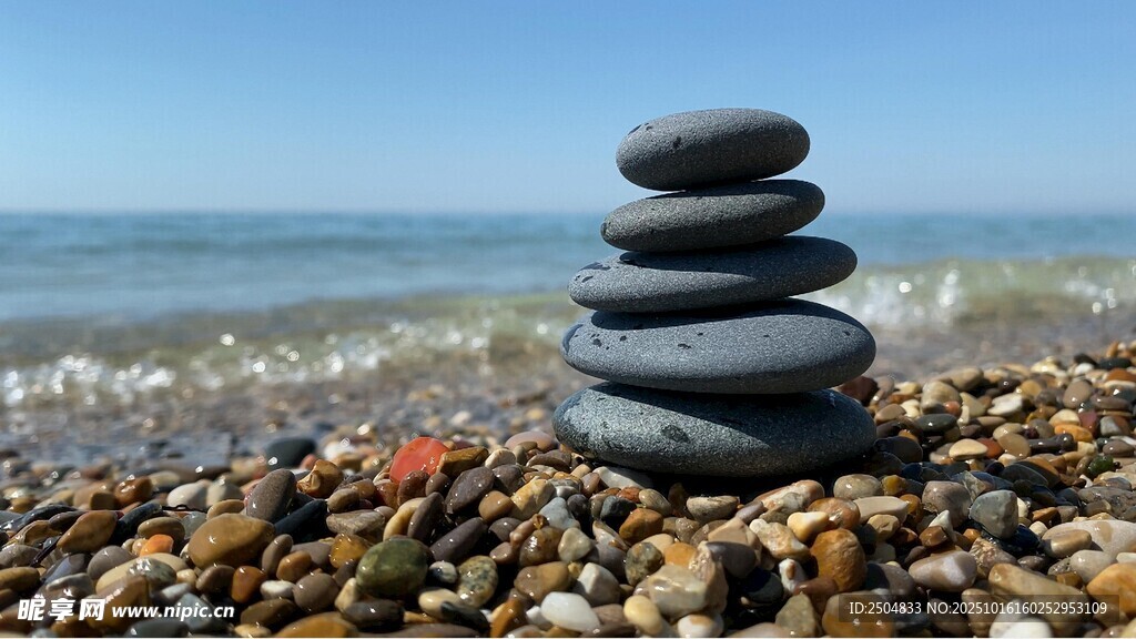 海边堆叠的平衡石景观