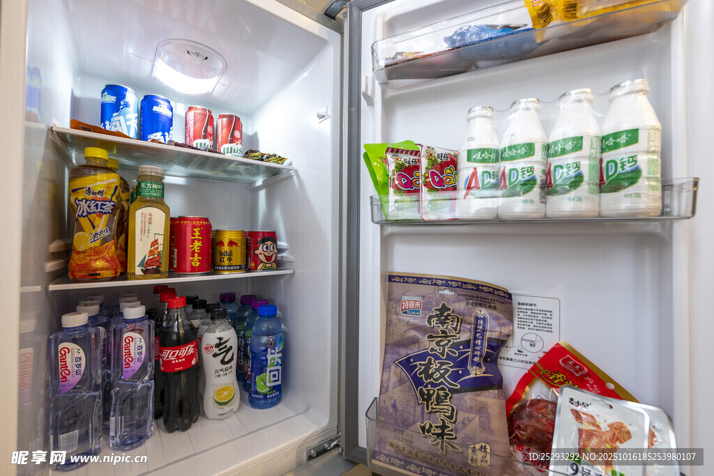 满满当当的冰箱食品展示